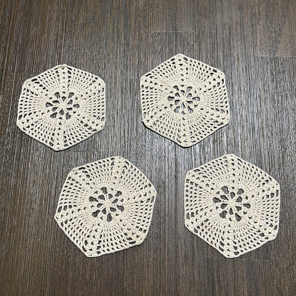 A set of 4 gorgeous crochet coasters - Picture 5 of 5